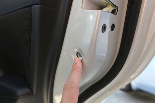 車のドアが中から開かない！チャイルドロックが原因かも知れません