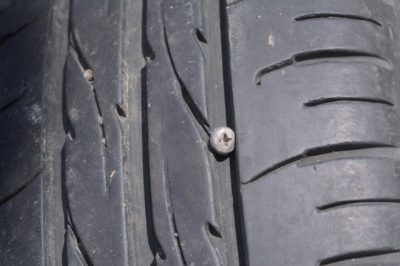 タイヤ　釘