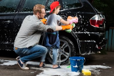 洗車する親子