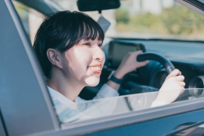 車を運転する女性