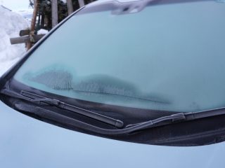 霜が降りたフロントガラス