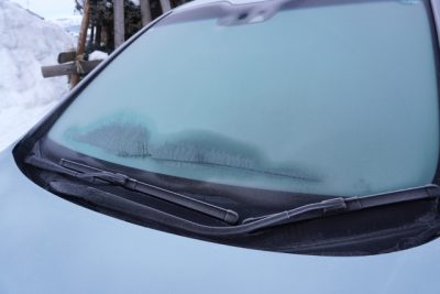 霜が降りたフロントガラス