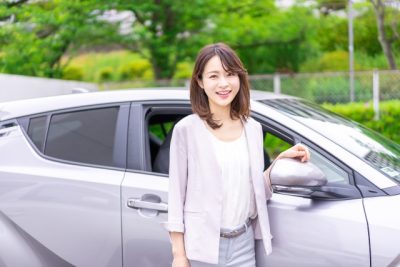 車と女性