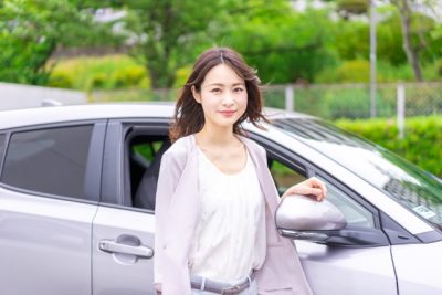 車と女性