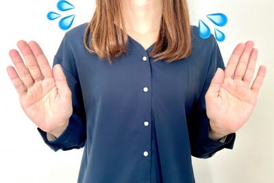 両手を上げて焦る女性